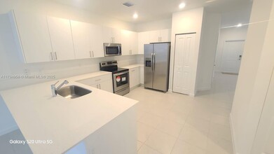 226 SW 159th Ct in Pembroke Pines, FL - Building Photo - Building Photo