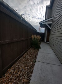 4098 SW Coyote Ave in Redmond, OR - Foto de edificio - Building Photo