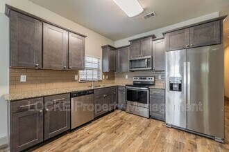 512 E Akard St in Weatherford, TX - Building Photo - Building Photo