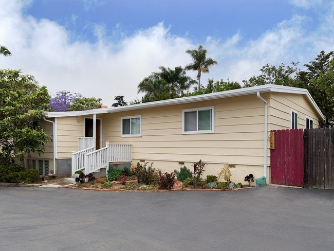 243 E Glaucus St in Encinitas, CA - Foto de edificio - Building Photo
