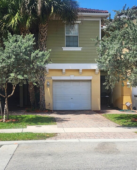 1029 Pipers Cay Dr in West Palm Beach, FL - Building Photo
