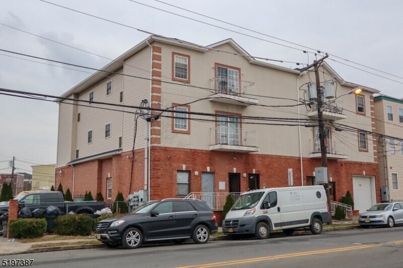 210 Trumbull St in Elizabeth, NJ - Building Photo