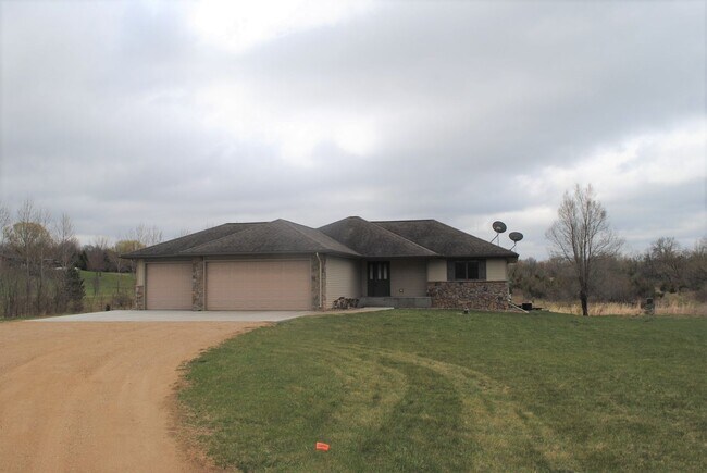 653 Badlands Rd in Hudson, WI - Building Photo - Building Photo