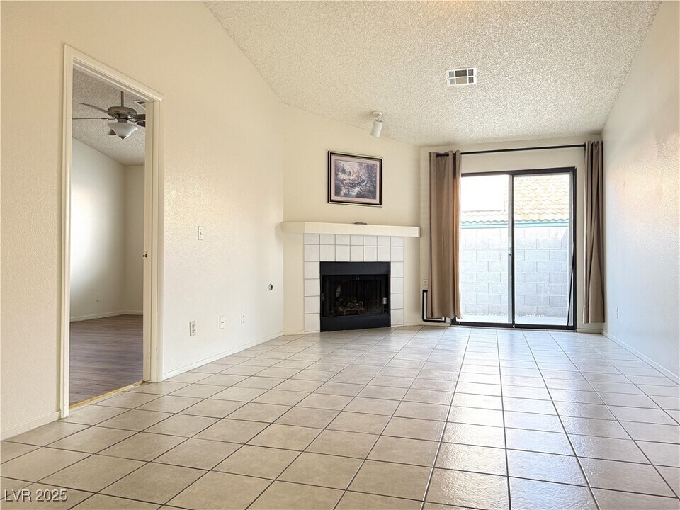 320 Crosswind Way in Las Vegas, NV - Building Photo