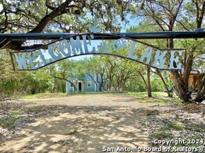 673 Overland Trail in Bandera, TX - Building Photo - Building Photo