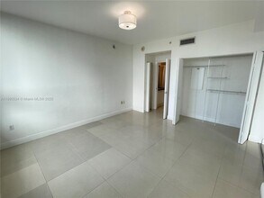 90 SW 3rd St, Unit 1809 in Miami, FL - Building Photo - Building Photo