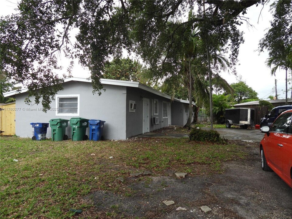 1572 NE 149th St in Miami, FL - Building Photo
