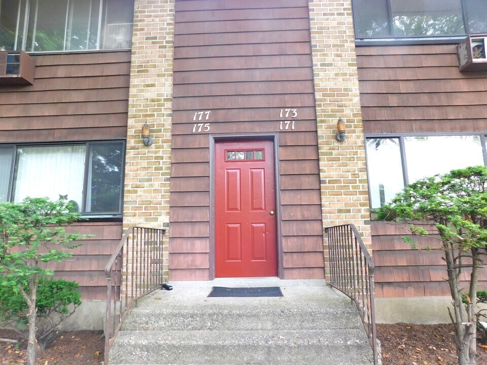 173 Kennedy Dr in Bridgeport, CT - Building Photo