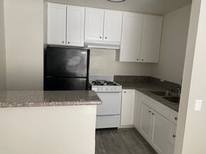 20202 Leadwell St, Unit 25 in Los Angeles, CA - Building Photo - Building Photo