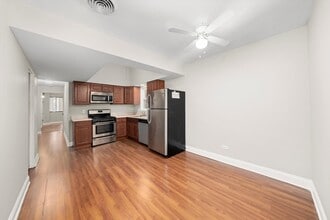 2420 S Oakley Ave in Chicago, IL - Building Photo - Building Photo