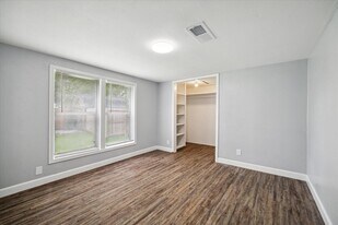 110 Maplewood St in Dayton, TX - Building Photo