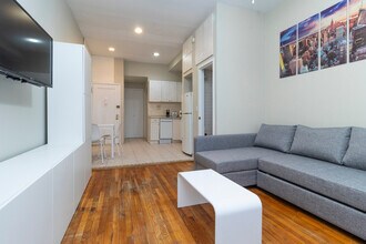 1569 1st Ave in New York, NY - Building Photo - Building Photo