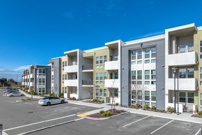 The Landing at Wildflower Station in Antioch, CA - Foto de edificio - Building Photo