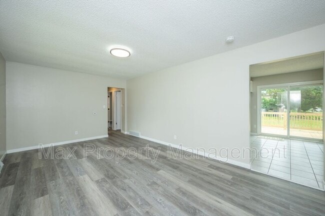 4001 83rd St in Urbandale, IA - Building Photo - Building Photo