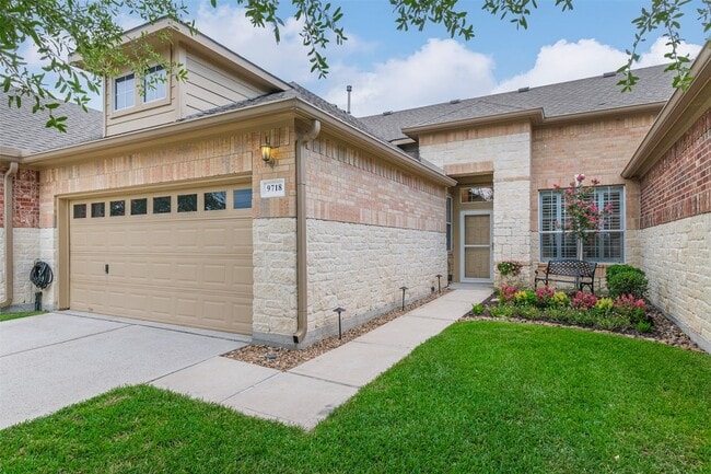 9718 Catalina Leaf Ln