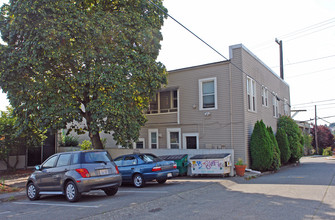 Woodland Apartments in Seattle, WA - Building Photo - Building Photo