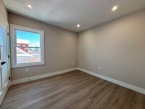 136 Elm St in Newark, NJ - Foto de edificio - Building Photo