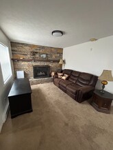 715 Tabor Rd in East Flat Rock, NC - Foto de edificio - Building Photo