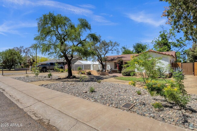 2208 E Earll Dr in Phoenix, AZ - Building Photo - Building Photo