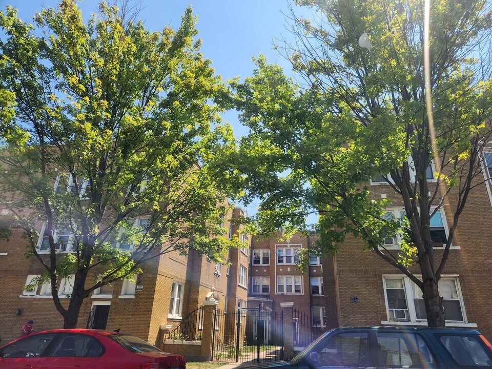 4753 N Monticello Ave in Chicago, IL - Building Photo