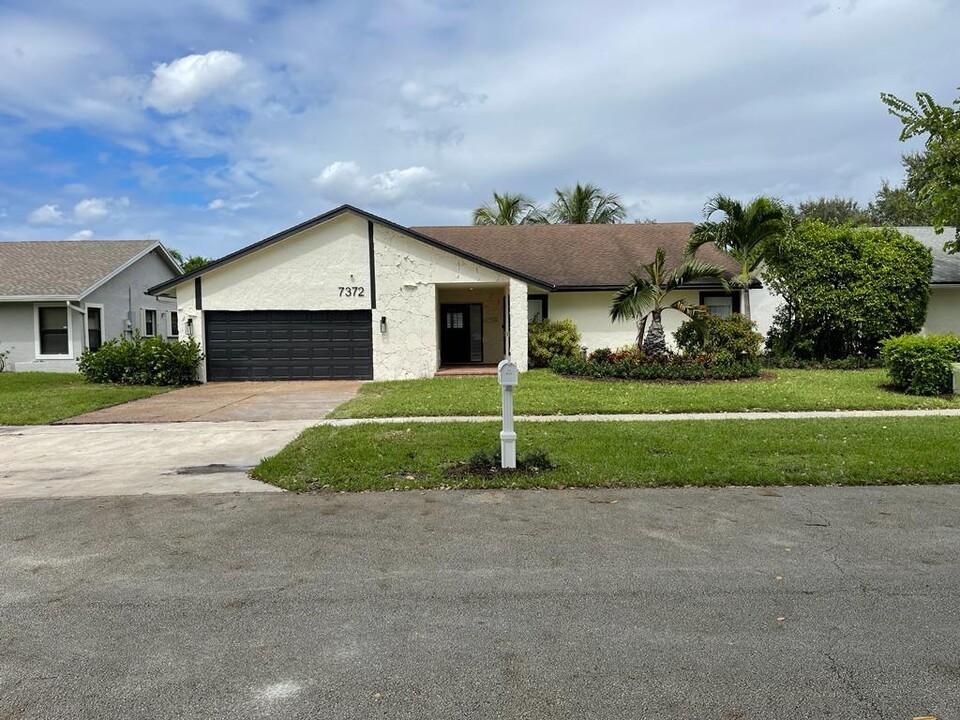 7372 San Sebastian Dr in Boca Raton, FL - Building Photo