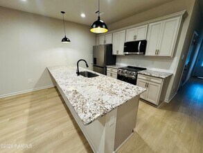 101 Foster Grove Drive in Youngsville, LA - Foto de edificio - Building Photo