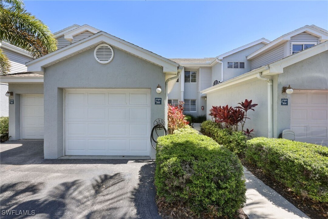 2541 Citrus Lake Dr in Naples, FL - Building Photo