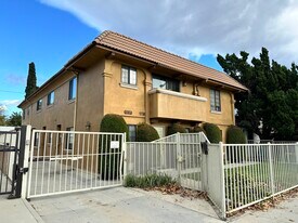 10933 Moorpark St in North Hollywood, CA - Building Photo