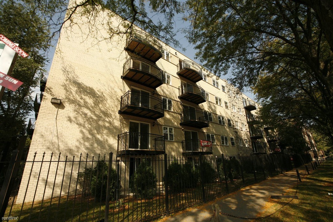 6954 N Greenview Ave-Unit -Apt 301 in Chicago, IL - Building Photo