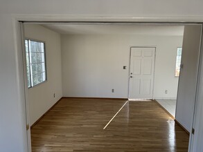 1151 Sunvue Pl, Unit 5 in Los Angeles, CA - Building Photo - Building Photo