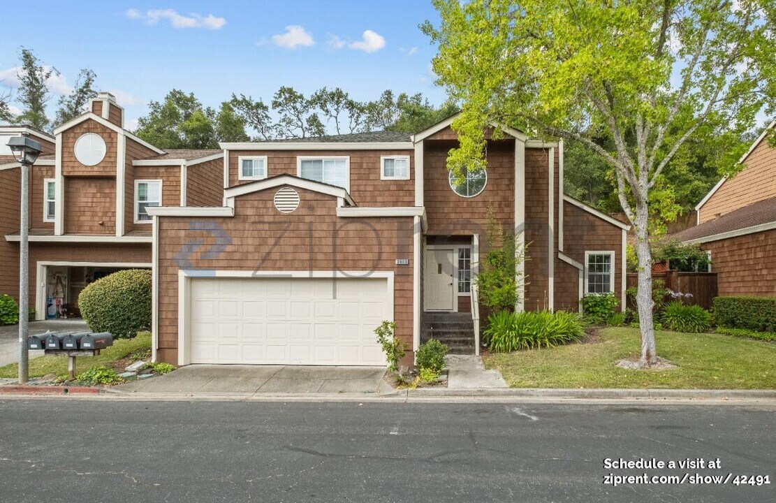 2643 Spring Oaks Dr in Santa Rosa, CA - Building Photo