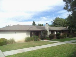 6712 N Half Moon Dr in Bakersfield, CA - Foto de edificio - Building Photo