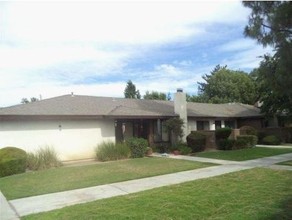 6712 N Half Moon Dr in Bakersfield, CA - Building Photo - Building Photo