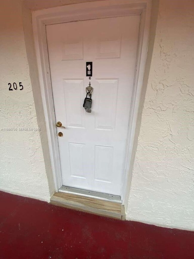 4655 Palm Ave in Hialeah, FL - Foto de edificio - Building Photo