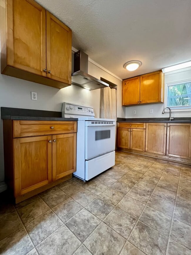 1219 Holly Ave in Daytona Beach, FL - Building Photo - Building Photo