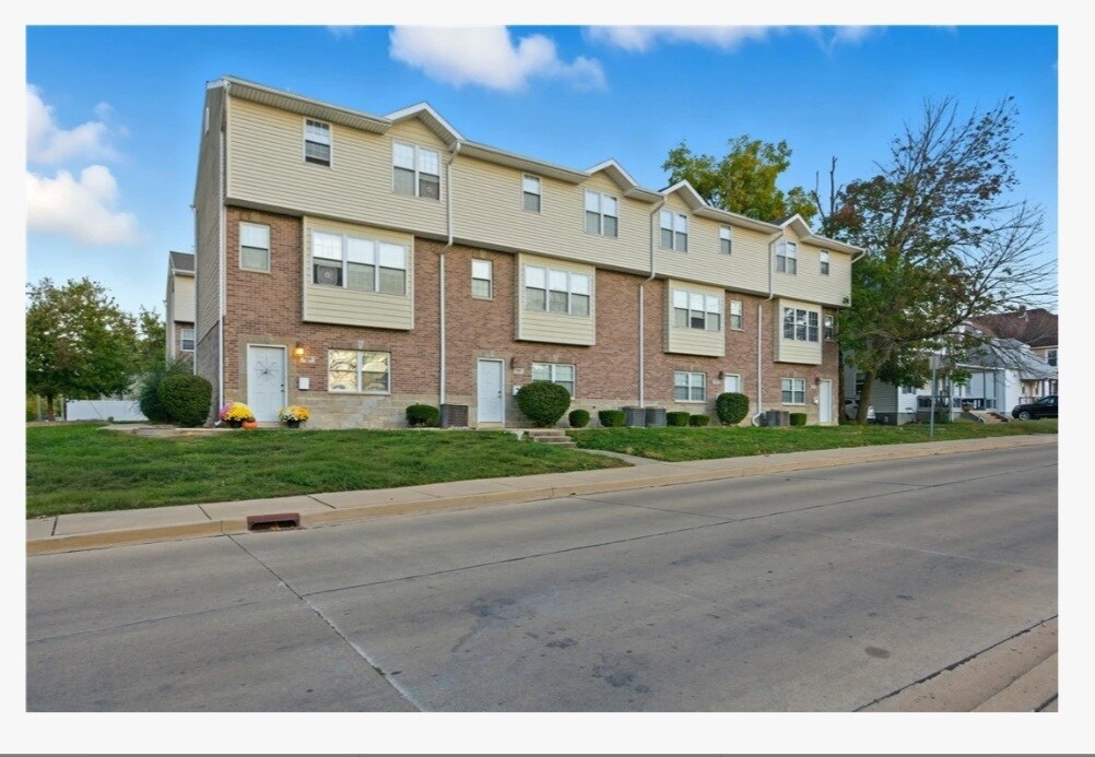 908 Buchanan Ave, Unit A in Charleston, IL - Building Photo
