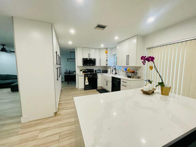 4231 NW 1st Dr in Deerfield Beach, FL - Building Photo