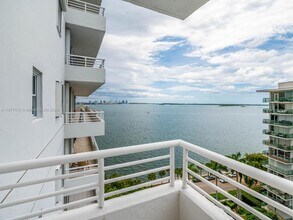 1402 Brickell Bay Dr in Miami, FL - Building Photo - Building Photo