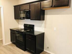 332 Chalk Hill Ct in Edmond, OK - Building Photo - Building Photo