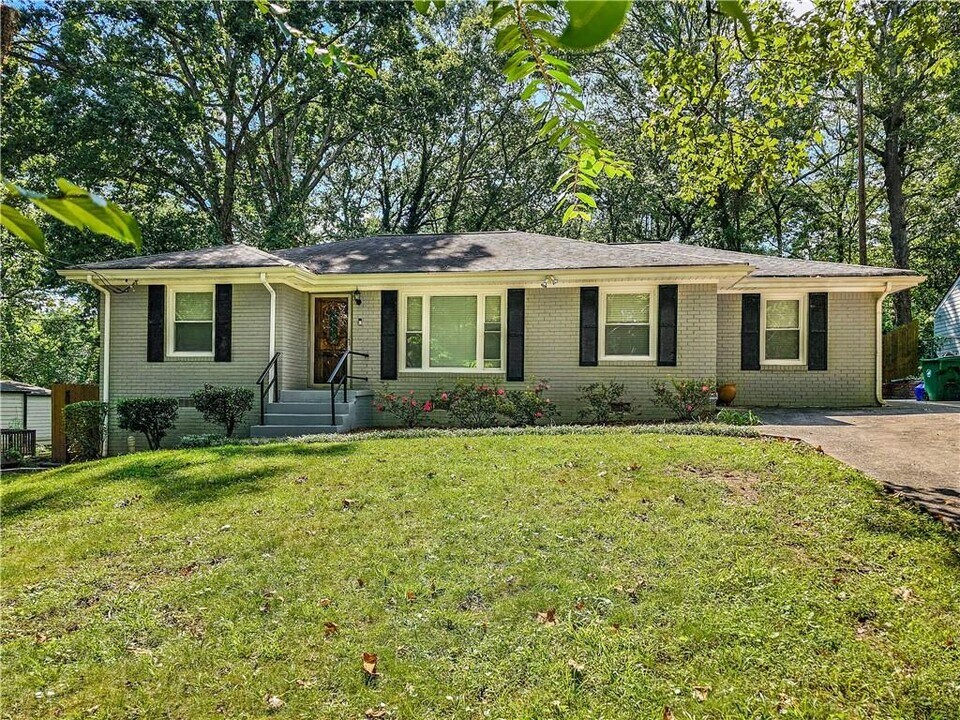 1735 Old Hickory St in Decatur, GA - Foto de edificio