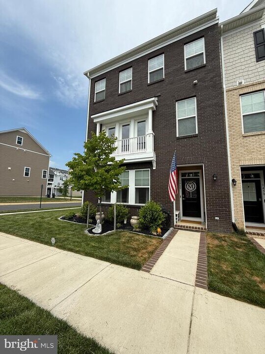 1460 Meadowlark Glen Rd in Dumfries, VA - Foto de edificio