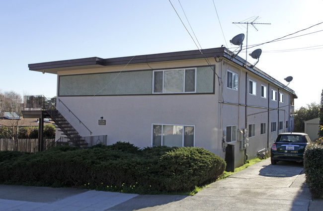 2531 Damuth St in Oakland, CA - Building Photo - Building Photo