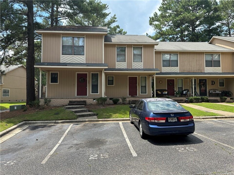 1201 Huntsman Ct in Fayetteville, NC - Foto de edificio