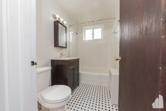 7534 N Bell Ave, Unit 2H in Chicago, IL - Foto de edificio - Building Photo