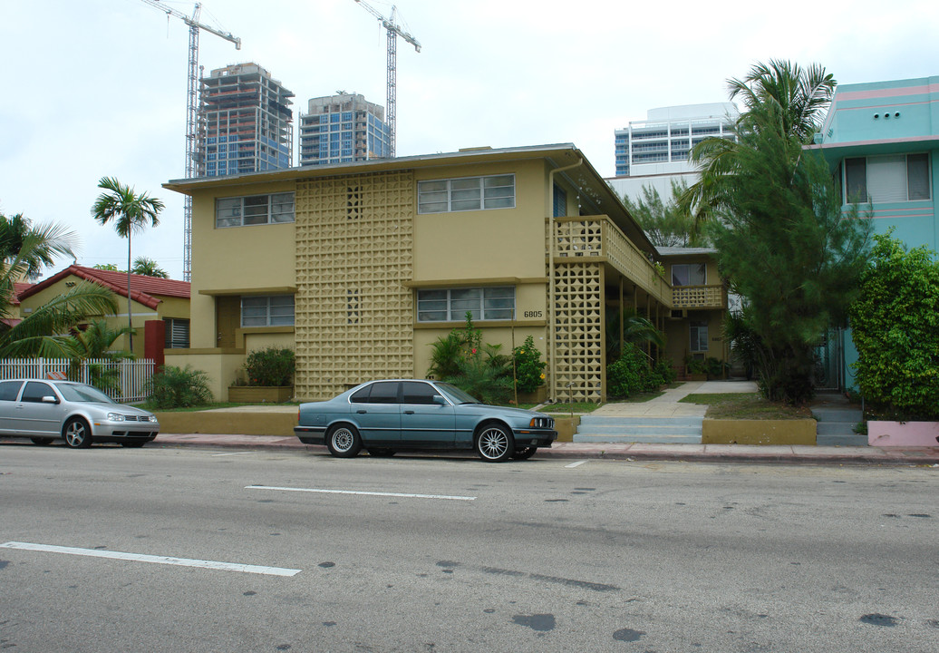 6805-6807 Abbott Ave in Miami Beach, FL - Building Photo