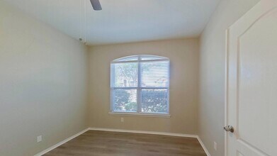 523 Golden Bell Dr in Red Oak, TX - Building Photo - Building Photo