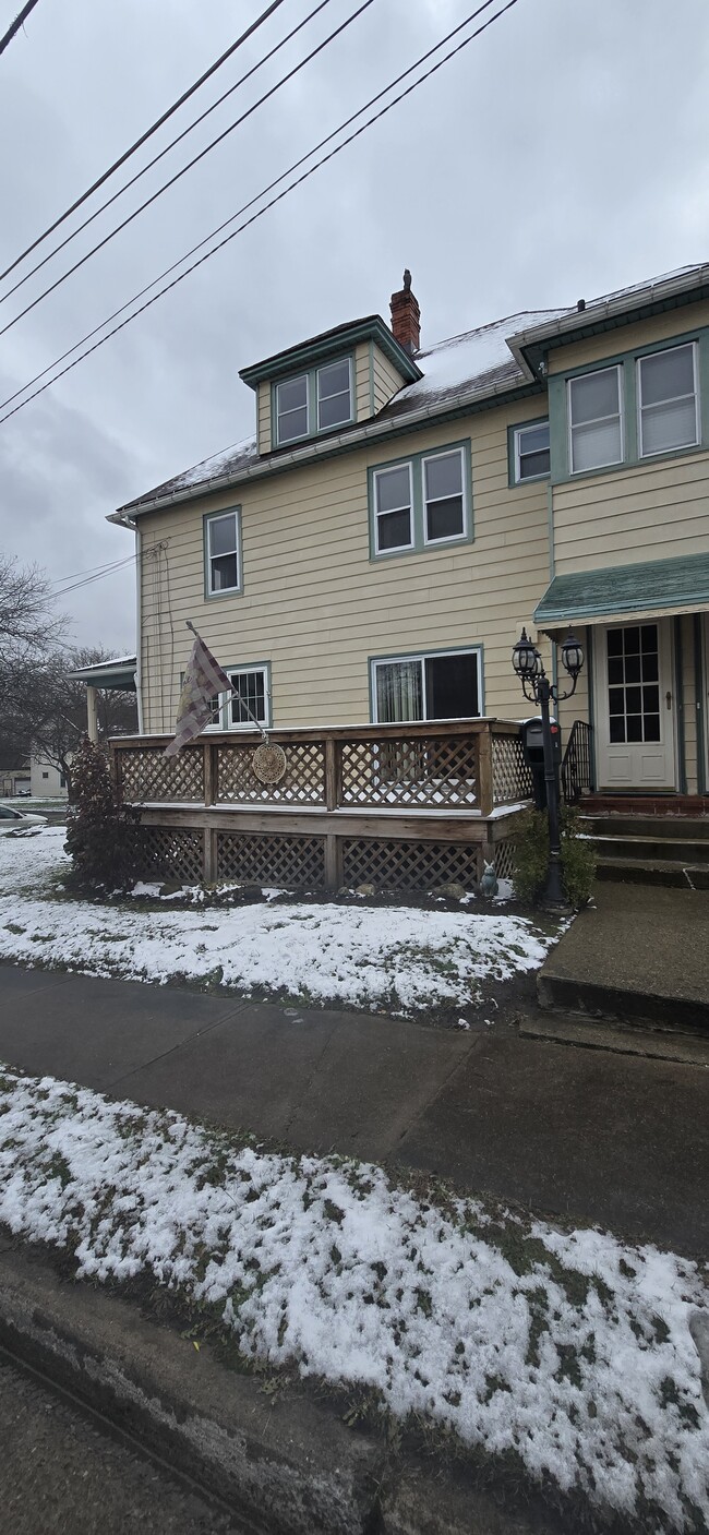 161 Thayer St, Unit B in Jamestown, NY - Foto de edificio - Building Photo