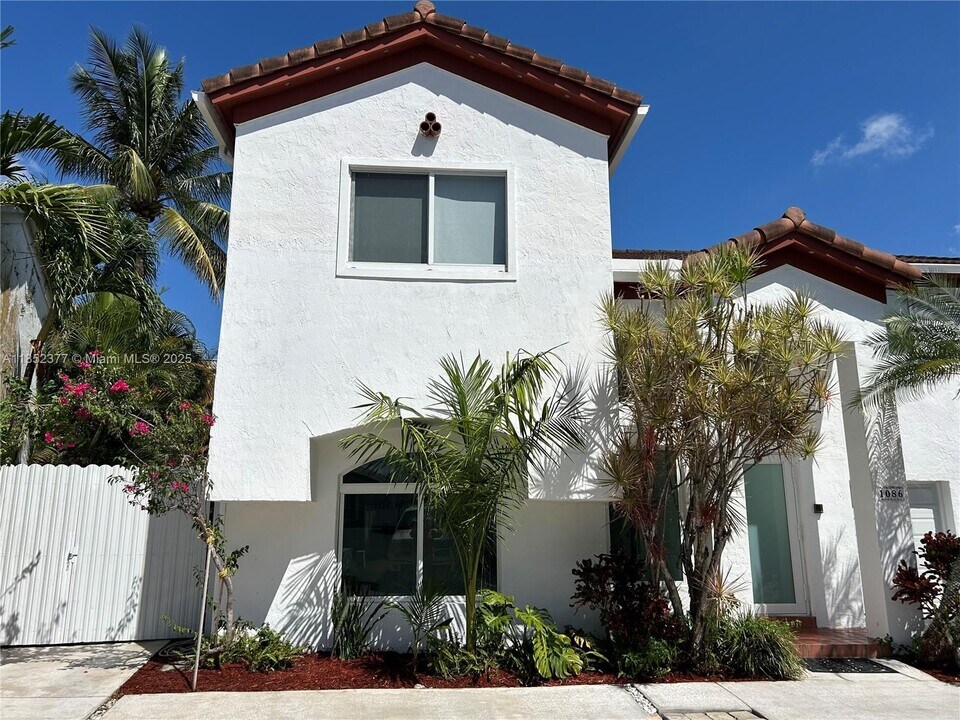 1086 NW 126th Ct in Miami, FL - Foto de edificio