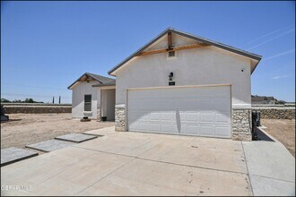 617 Charles Heinrich St in Socorro, TX - Building Photo - Building Photo