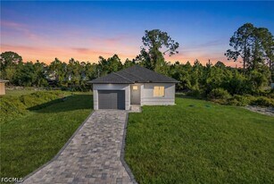 747 Newell St E in Lehigh Acres, FL - Building Photo